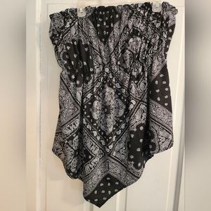 Handkerchief style strapless top.